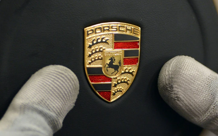 Porsche storia logo: da un disegno su un tovagliolo, al cofano delle macchine