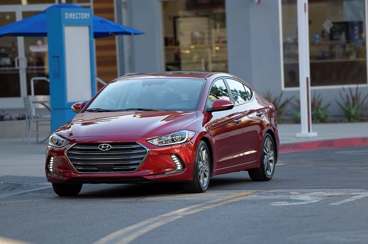 Hyundai Elantra Model Year 2016: immagini ufficiali