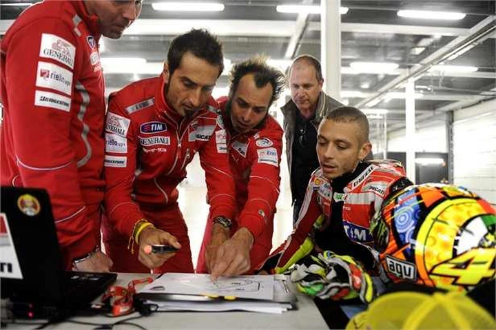 Valentino Rossi sulla nuova pista di Silverstone