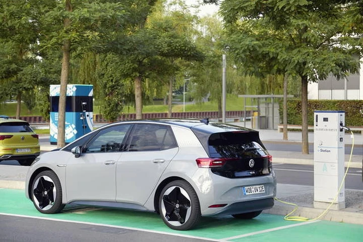 Auto elettriche: non sono la soluzione più efficace per decarbonizzare il settore, secondo uno studio