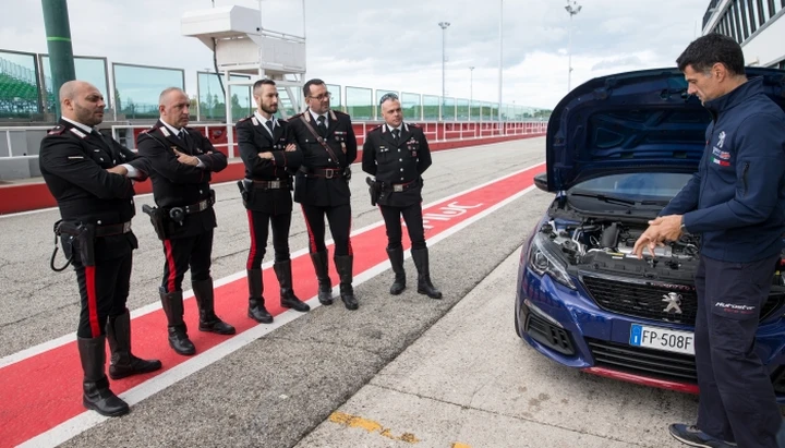 Peugeot: i Carabinieri a lezione di guida sportiva dal campione di rally Andreucci
