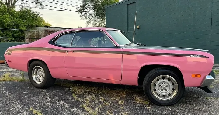 Muscle car fuori dagli schemi: la Plymouth Duster 340 rosa shocking