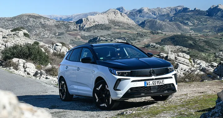 Opel Grandland GSe 2023: prezzo e prova del SUV ibrido