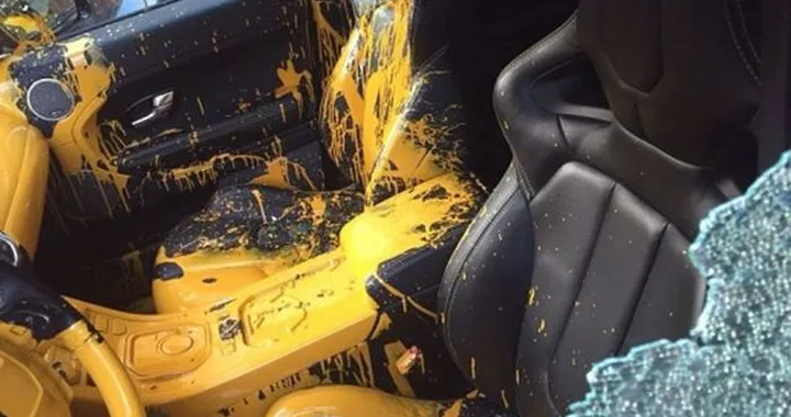 Non paga il parcheggio e si ritrova con l'auto imbrattata di vernice gialla