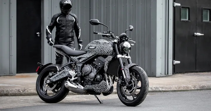 Triumph Trident, la nuova roadster tre cilindri mostra le sue forme