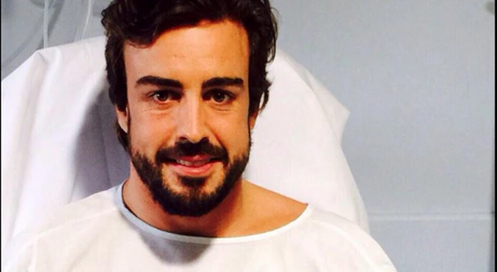 Fernando Alonso sta meglio, la foto su Twitter: 