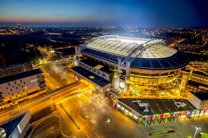 Amsterdam ArenA, mega impianto di illuminazione con batterie Nissan Leaf: immagini ufficiali