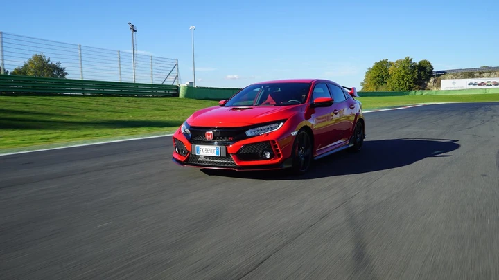 Honda Civic Type R: la prova in pista a Vallelunga
