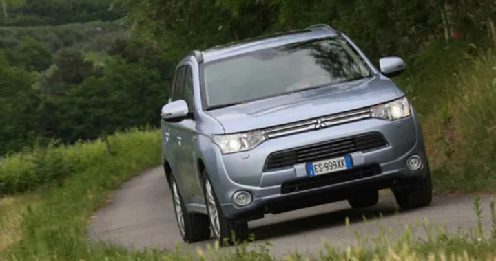 Mitsubishi Outlander PHEV: prezzi da 44.900 euro