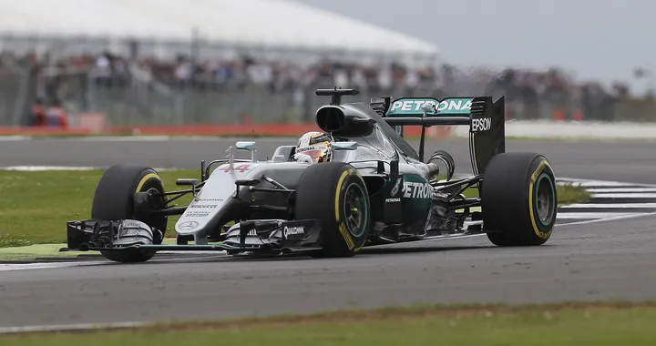 DIRETTA F1 GP DI SILVERSTONE: dietro Hamilton succede di tutto