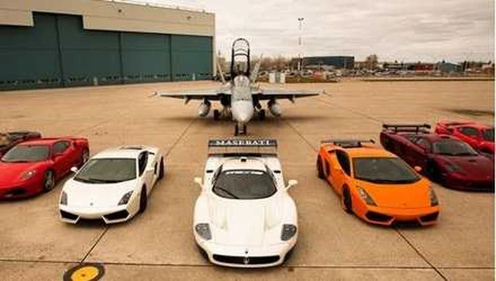 Race the Base: supercar tra i jet militari