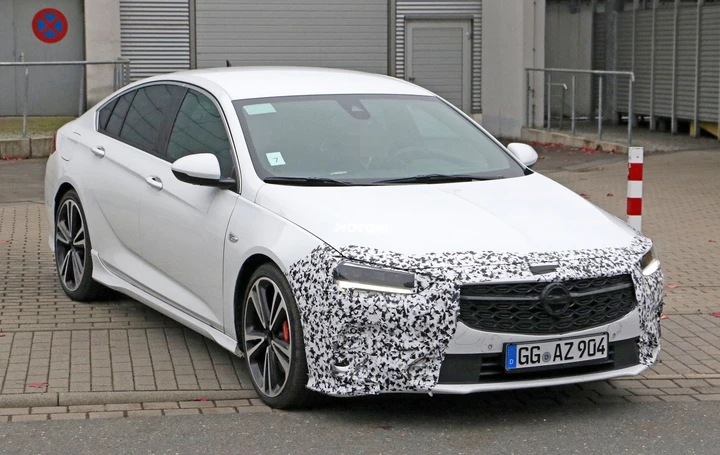 Opel Insignia e Insignia GSi: le foto spia