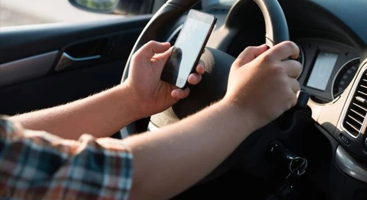 Pene più severe per chi guida e utlizza lo smartphone