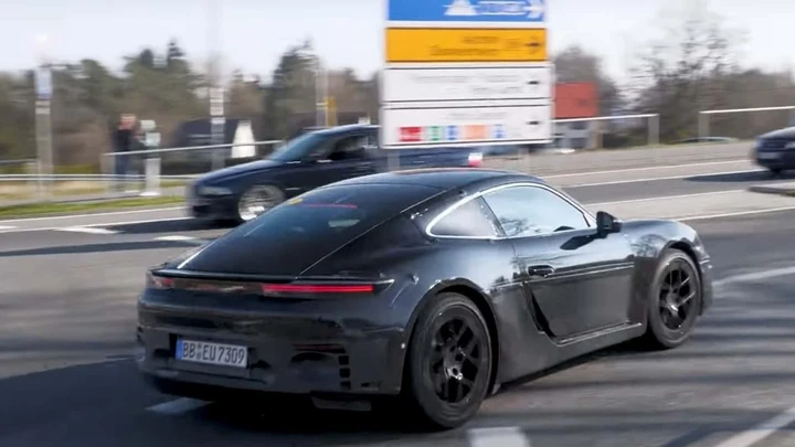 Porsche continua a testare la Cayman e la Boxster elettriche [VIDEO SPIA]