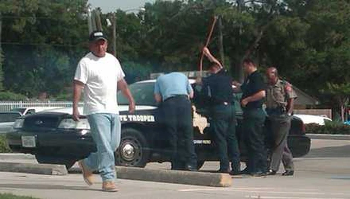 Texas: polizia in trappola fuori dall'auto