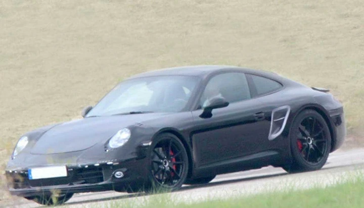 Porsche prepara una nuova sportiva V8