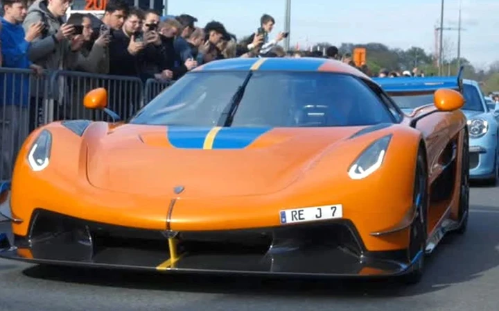 Porsche 911 GT3 tampona una Koenigsegg Jesko da 3 milioni