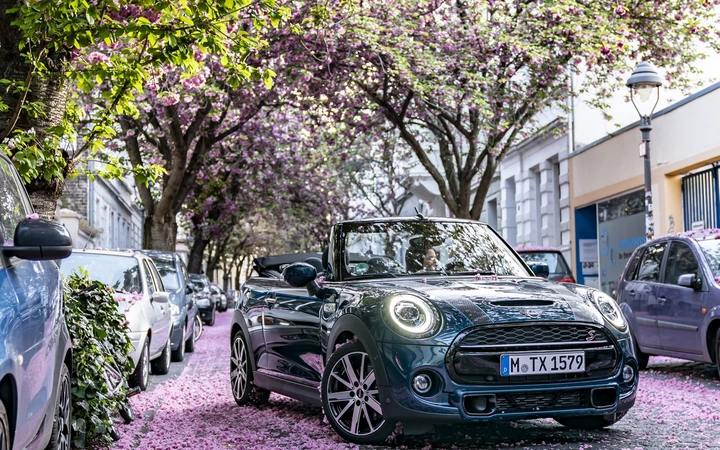Nuova Mini Cabrio Sidewalk: la serie speciale omaggia la primavera