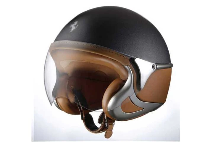 Il casco griffato Ferrari