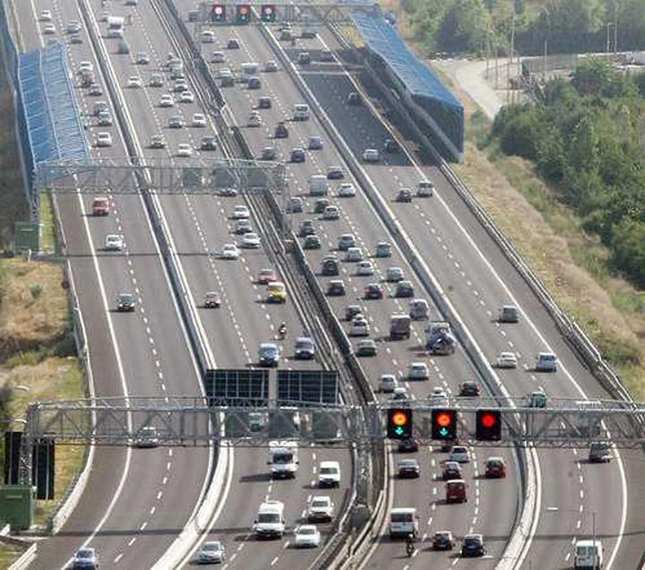 Autostrade: gli utili volano, gli utenti pagano