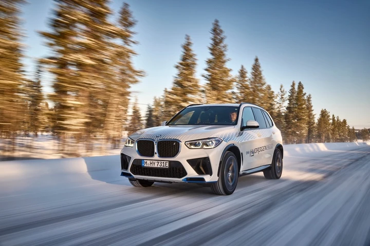 BMW iX5 Hydrogen: continuano i test in Svezia
