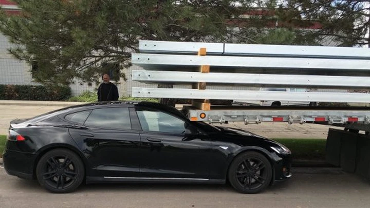 La Tesla Model S (autonoma) si infila sotto ad un camion