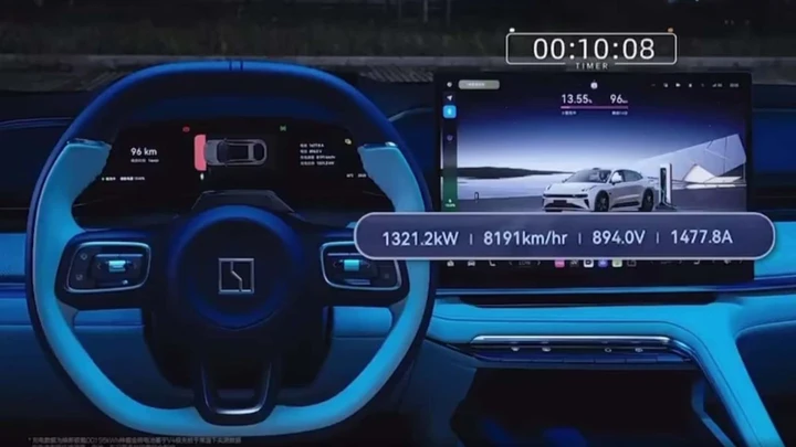 Solo 13 minuti per 700 km: Zeekr 001 è sorprendente [VIDEO]
