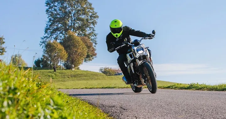 Andare in moto con il caldo: i consigli utili