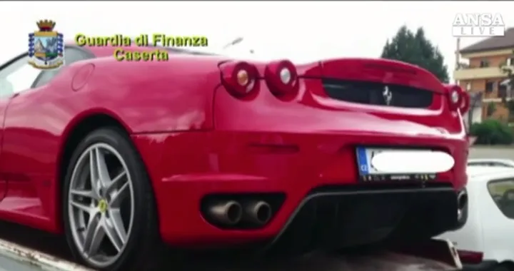 Noleggiavano auto di lusso ma non pagavano tasse: i furbetti della targa estera