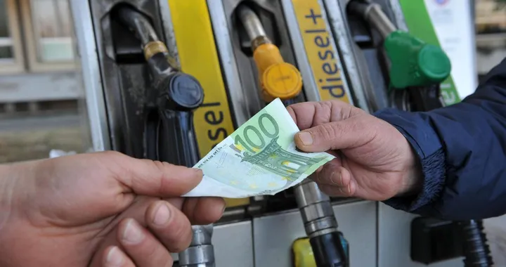 Prezzi dei carburanti in calo: le nuove medie in Italia ad aprile