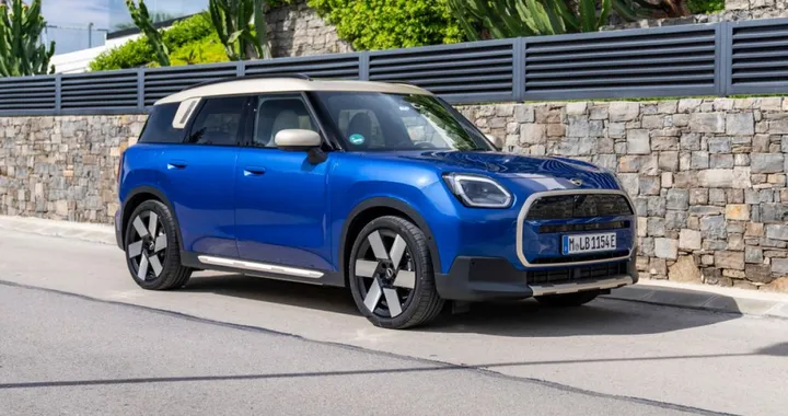 Nuova MINI Countryman 2026: 500 km di autonomia e ricarica lampo