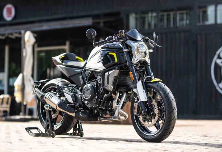 CFMoto 700CL-X Sport 2022, la modern-classic sportiva