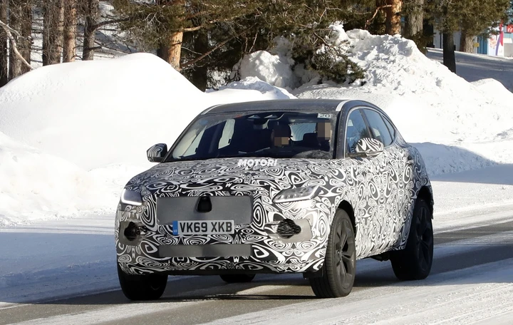 Jaguar E-Pace Restyling 2021, spiata durante i test su strada