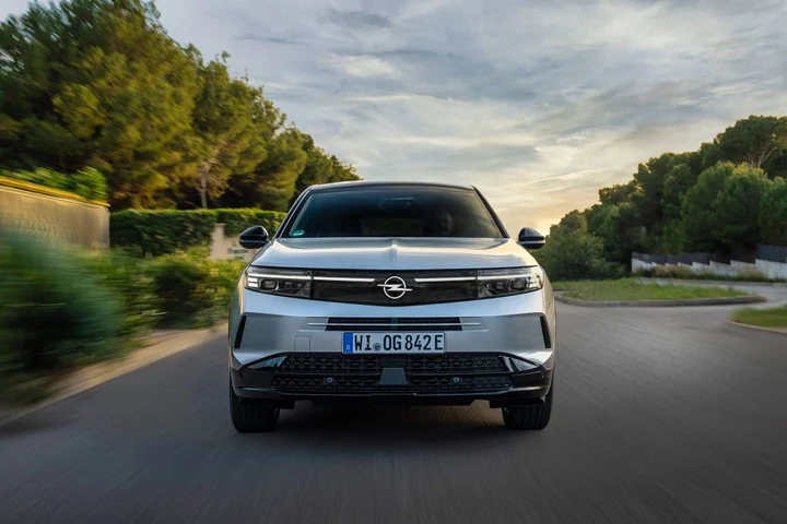 Opel Grandland Plug-in Hybrid, con un'autonomia così può andare dovunque