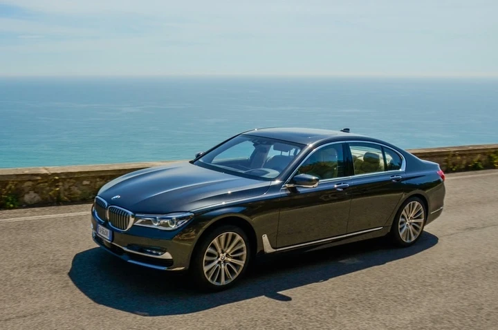 BMW 730d xDrive Eccelsa: la prova su strada
