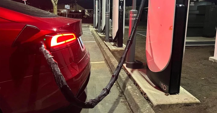 Tesla dichiara guerra ai ladri di cavi: ecco le nuove armi segrete delle stazioni Supercharger