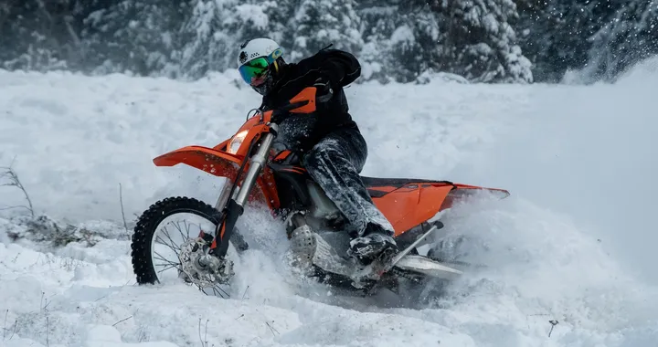Catene da neve per moto: come preparare la moto all'inverno
