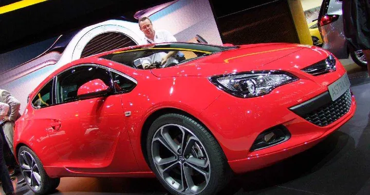 Opel Astra GTC a Francoforte 2011