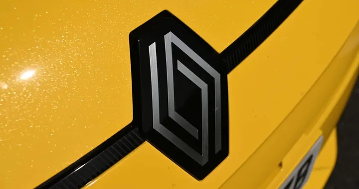 Renault, ricavi +7,3%: elettrico e ibrido spingono