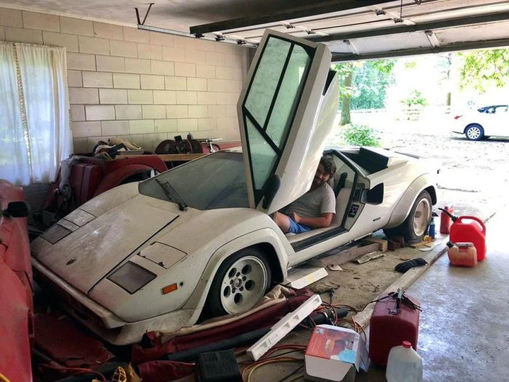 Lamborghini e Ferrari nel garage della casa ereditata dal nonno