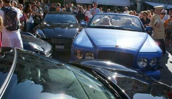 Montecarlo: bionda sfascia 4 supercar in un parcheggio