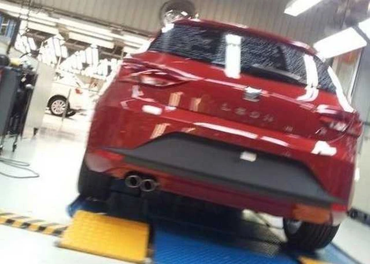 Nuova Seat Leon, prime foto senza camuffature