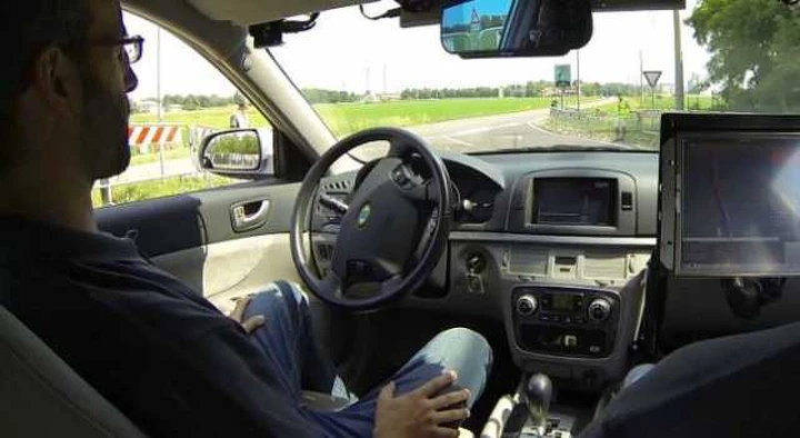 L'autonomous car di VisLab in giro per Parma