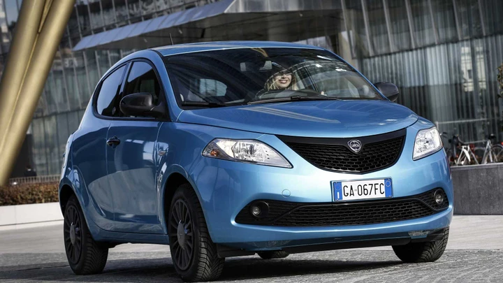 Lancia Ypsilon, debutta la nuova versione mild hybrid
