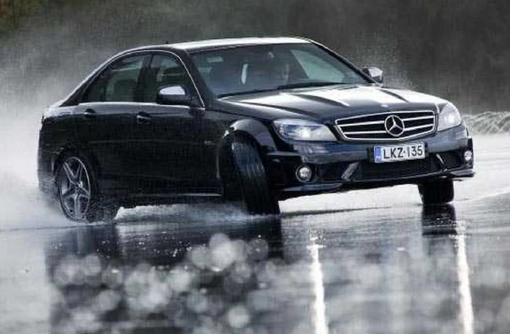 Sai come comportarti in caso di aquaplaning? I nostri consigli