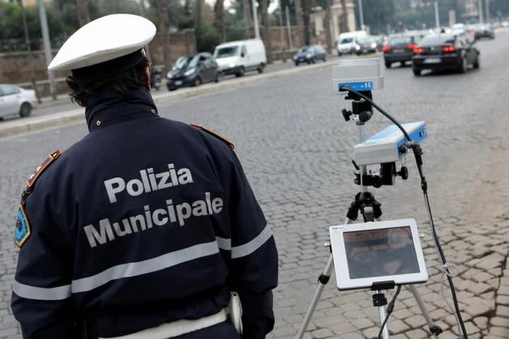 Roma, vigili si addormentano in auto e l'autovelox sparisce