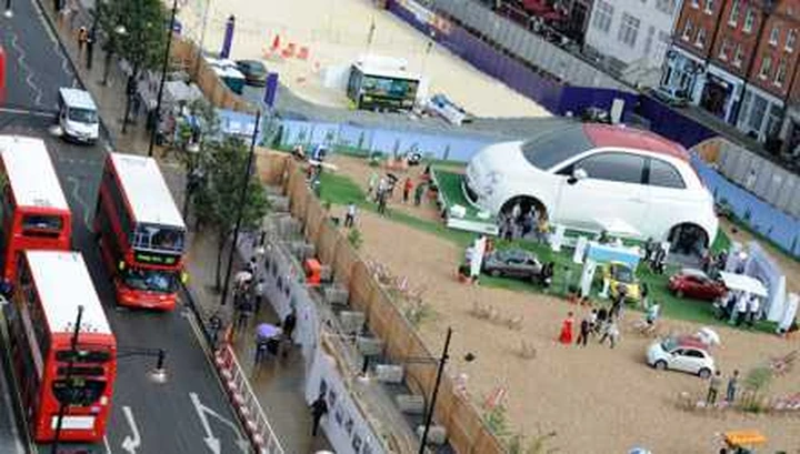 Una 500C gigante esposta a Londra