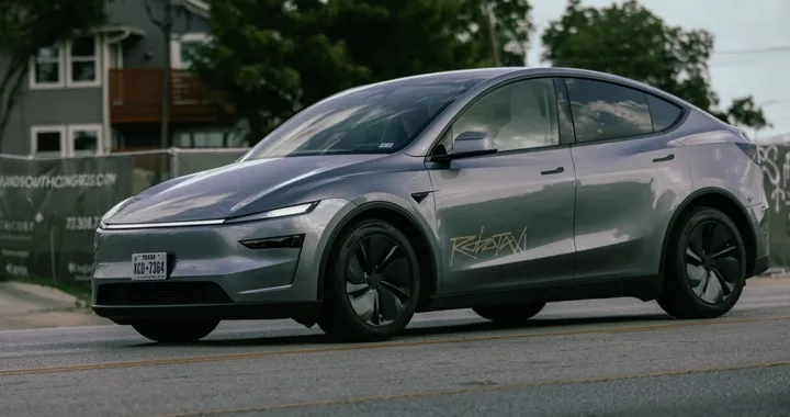 Full Self-Driving 14 e Robotaxi: la scommessa di Tesla sul futuro autonomo