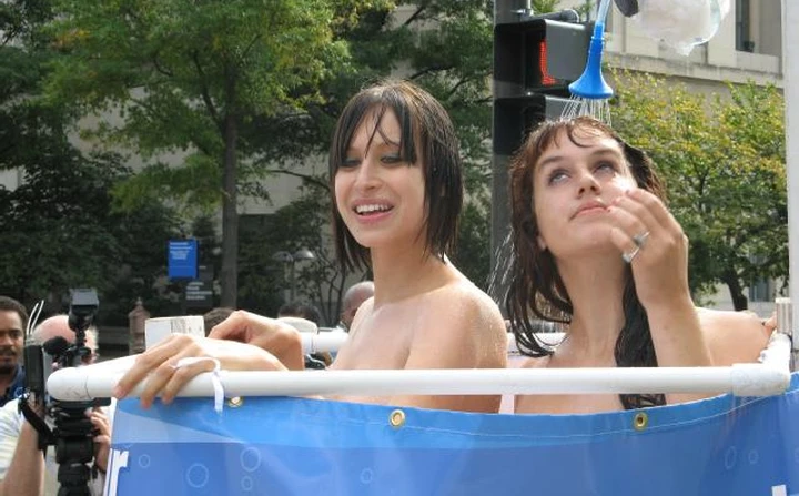 Quando le modelle nude sono un pericolo...