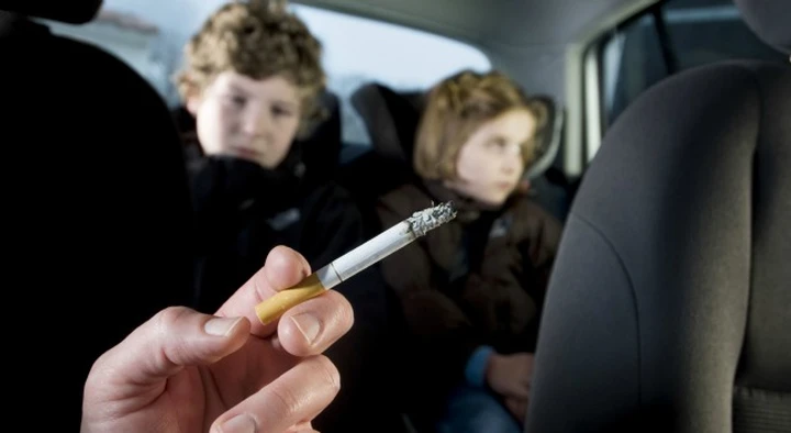 Fumare in auto: scatta il divieto, multe da 500 euro